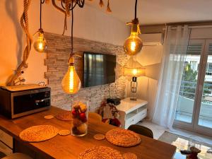 胡安莱潘LaMer的厨房配有木桌和一些灯