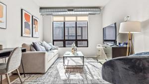 圣保罗Landing - Modern Apartment with Amazing Amenities (ID8458X97)的带沙发和电视的客厅