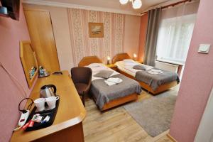 科贝拉古拉Bed&Breakfast Maciejanka的酒店客房配有两张床和一张书桌