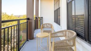奥兰多Landing - Modern Apartment with Amazing Amenities (ID8201X09)的阳台配有2把椅子和1张桌子