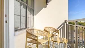 奥兰多Landing - Modern Apartment with Amazing Amenities (ID8201X11)的阳台配有2把椅子和1张桌子