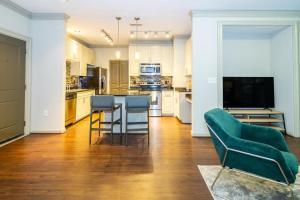亚特兰大Landing - Modern Apartment with Amazing Amenities (ID3752)的厨房配有沙发和桌椅
