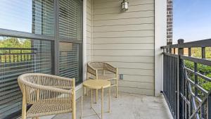 加兰Landing - Modern Apartment with Amazing Amenities (ID8307X00)的阳台配有2把椅子和1张桌子