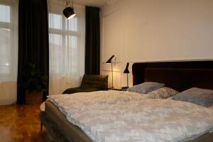莱比锡Zentrales hochwertiges Gründerzeit-Apartment Thomasius的卧室配有床、椅子和窗户。