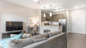 圣安东尼奥Landing - Modern Apartment with Amazing Amenities (ID7253X29)的带沙发的客厅和厨房