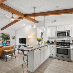 萨拉索塔Modern Vacation home near Siesta Key & Downtown的厨房配有白色橱柜和桌子