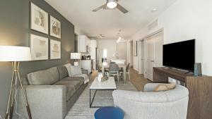 圣安东尼奥Landing - Modern Apartment with Amazing Amenities (ID9880X69)的客厅配有沙发和电视。