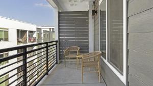 圣安东尼奥Landing - Modern Apartment with Amazing Amenities (ID9880X69)的房屋阳台的两把椅子