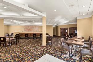 北奥姆斯特德Hotel RL Cleveland Airport West的配有桌椅和讲台的会议室