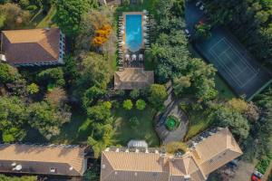 丰沙尔金塔达贝拉维斯塔酒店的享有带游泳池的别墅的顶部景致