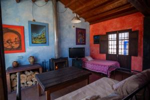 阿尔卡拉德尔胡卡尔Casa Rural Los Ventanales的带沙发、桌子和壁炉的客厅