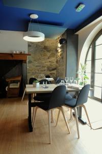 热德尔德罗兰布雷切罗基斯酒店的一间配备有桌椅的用餐室和蓝色的天花板