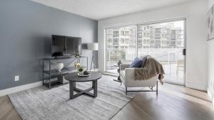 雷东多海滩Landing - Modern Apartment with Amazing Amenities (ID7827X62)的客厅配有沙发和桌子