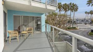 雷东多海滩Landing - Modern Apartment with Amazing Amenities (ID7827X62)的阳台享有街景,配有椅子