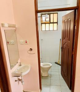 基苏木Yonga Apartment的一间带水槽和卫生间的浴室