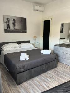 罗马圣彼得度假屋的一间卧室配有一张床,上面有两条毛巾