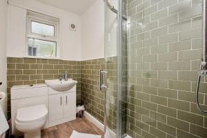 WincobankNew - 2 Br House Close To Arena, Meadowhall, M1的浴室配有卫生间、盥洗盆和淋浴。