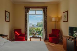 丰沙尔金塔达贝拉维斯塔酒店的酒店客房设有一张床、两把椅子和一扇窗户。
