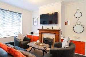 LongleyBeautiful 3 Bedroom House - Sleeps 5 Free Parking的客厅设有壁炉和平面电视。