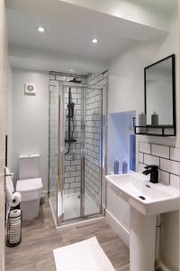 谢菲尔德New- Modern 2br Apt Wifi Sleep5 City Centre的带淋浴、盥洗盆和卫生间的浴室