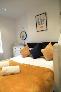 谢菲尔德New- Modern 2br Apt Wifi Sleep5 City Centre的一间卧室配有一张带棕色和蓝色枕头的床