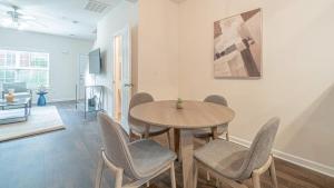 Spring HillLanding - Modern Apartment with Amazing Amenities (ID7689X22)的一间带桌椅的用餐室
