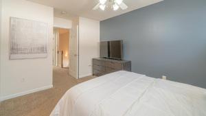 Spring HillLanding - Modern Apartment with Amazing Amenities (ID7689X22)的白色卧室配有床和平面电视