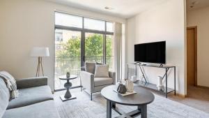 密尔沃基Landing - Modern Apartment with Amazing Amenities (ID9415X89)的带沙发和电视的客厅