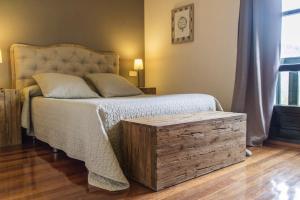 坎加斯-德奥尼斯Hotel Montañas de Covadonga的一间卧室配有一张大床和木制槽