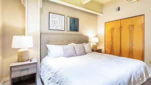 匹兹堡Landing - Modern Apartment with Amazing Amenities (ID1614X51)的卧室配有一张白色大床和两盏灯。