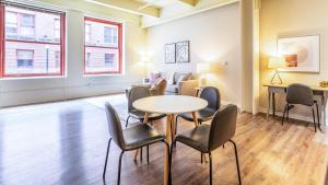 匹兹堡Landing - Modern Apartment with Amazing Amenities (ID1614X51)的客厅配有桌椅和沙发