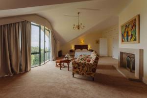 丰沙尔金塔达贝拉维斯塔酒店的大房间设有床、桌子和窗户