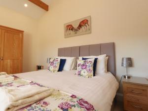 克利夫罗Hill Brook Barn的一间卧室配有带白色床单和枕头的床。