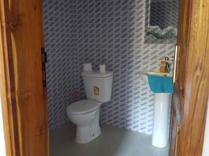 Boukot OuolofLa maison Yaka的浴室配有白色卫生间和盥洗盆。