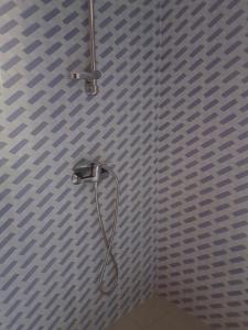 Boukot OuolofLa maison Yaka的浴室内配有淋浴和头顶淋浴