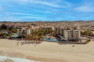 阿奎拉兹Beach Park Resort - Acqua的海滩上的度假村的空中景致