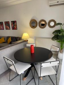 艾尔亚奈Bel appartement à 9 min de l’aéroport的一间用餐室,配有黑色的桌子和椅子