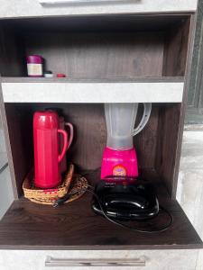 菲格雷多总统镇Residência Shalom的粉红色搅拌机和抽屉里的粉红色杯子