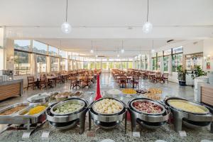 坎皮纳斯Hotel Golden Park Campinas Viracopos的一间食堂,里面陈列着许多食物