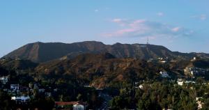 洛杉矶洛伊斯好莱坞酒店的享有山脉、城镇和房屋的景致