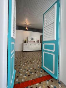 Saint-PierreCase Louis的带厨房的房间的蓝色门