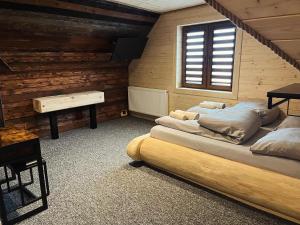 Trzy Kopce的一间带两张床的卧室,位于带窗户的房间内