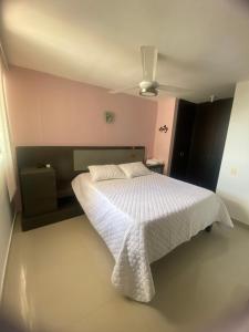 巴兰基亚Apartamento norte Barranquilla 2 habitaciones的卧室配有白色的床和天花板