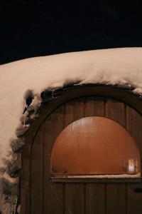 英格堡英格堡滑雪酒店的一道木门,上面有雪