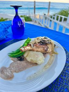 HermitageExuma Palms Resort的餐桌上一盘食物,上面有沙滩