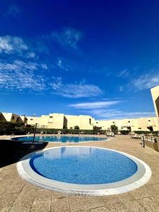 厄尔梅达诺Sol & Mar的大楼中央的大型游泳池