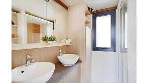 MaisodLes Lodges d'Emeraude的浴室设有白色水槽和镜子