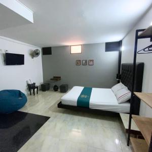 麦德林Hotel Casa Botero Medellín RNT 152104的一间卧室配有一张床和一张书桌
