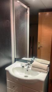 坎丹奇奥Apartamento Riglos2 Candanchu的浴室设有白色水槽和镜子