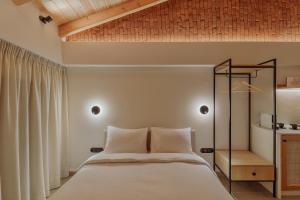 约阿尼纳12 PYLES Living History的卧室设有白色的床和木制天花板。
